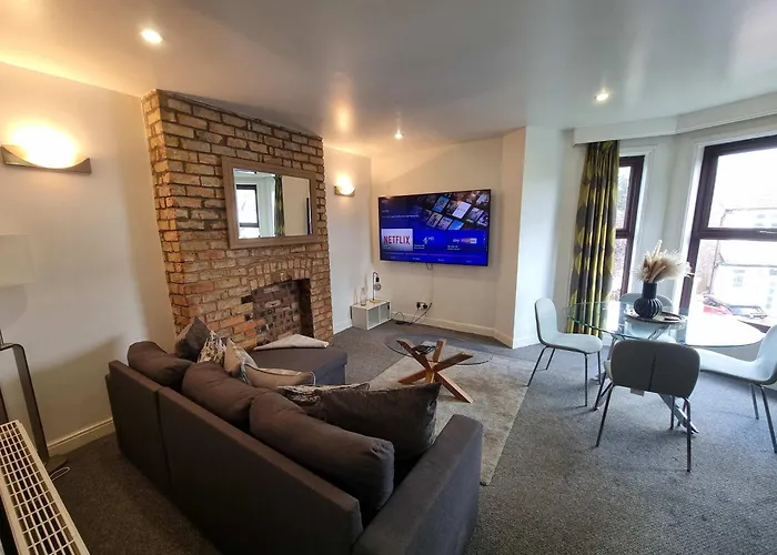 2 Bed Didsbury Flat Sleeps 6 Free Parking
